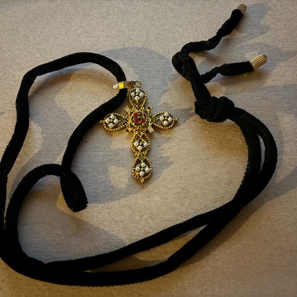 Vintage Gerard Yosca gold cross pendant on a black velvet rope signed - Picture 3 of 8